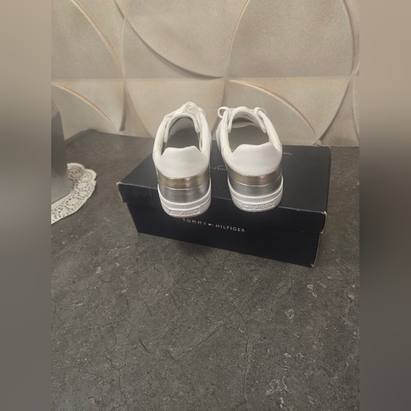 Tommy Hilfiger Women's Tennis Shoes White Size 9.5 Medium - Picture 3 of 6